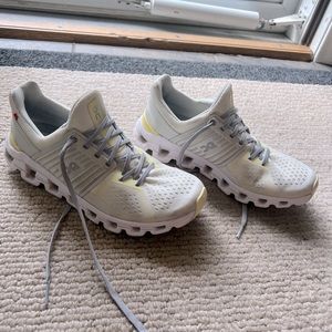 On cloud Shoes (white)